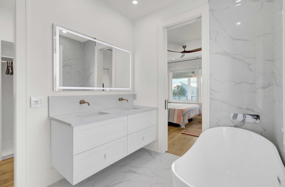 7 Beachwood East by Avantstay Steps to the Beach Ocean Views, Hot Tub, 7bdr