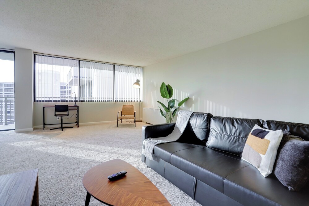 Modern Spacious Apt Crystal City