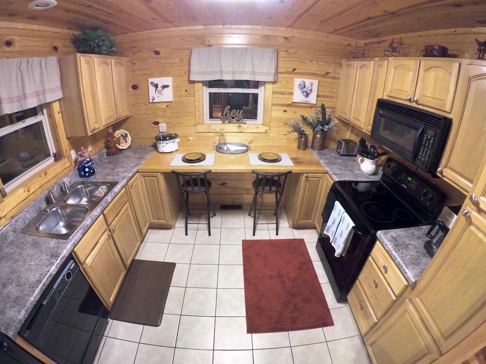 Beautiful Cabin w hot tub Sauna Pool Table