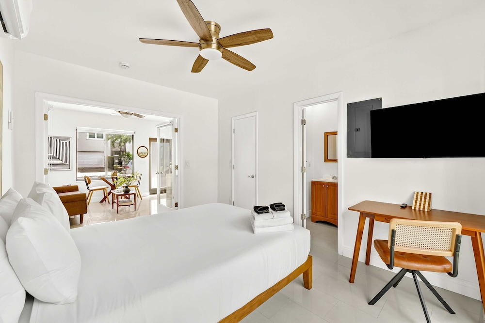 Sleek Kitchenette Queen Bed