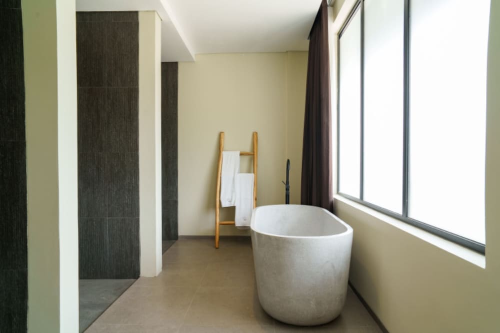 Emerald hill 12 BR karaoke heated pool
