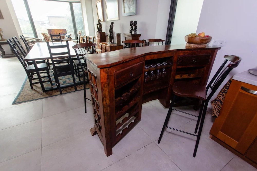 4 Bed Villa Estate Sleeps 7 - Pool, Garden, Sauna