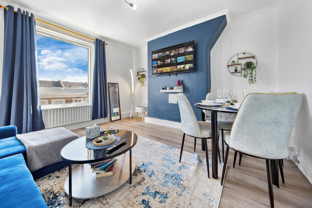Modern 2-Bed Apartment Sleeps 7