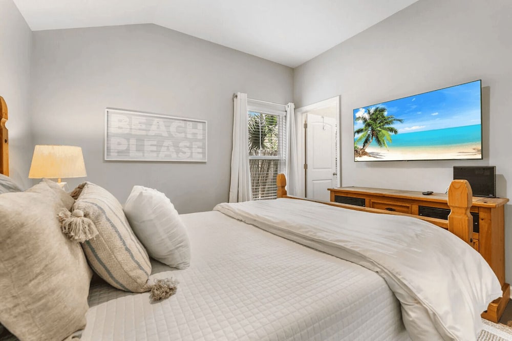 Ocean Oasis by Avantstay Block to Beach West Pcb, Pet-friendly