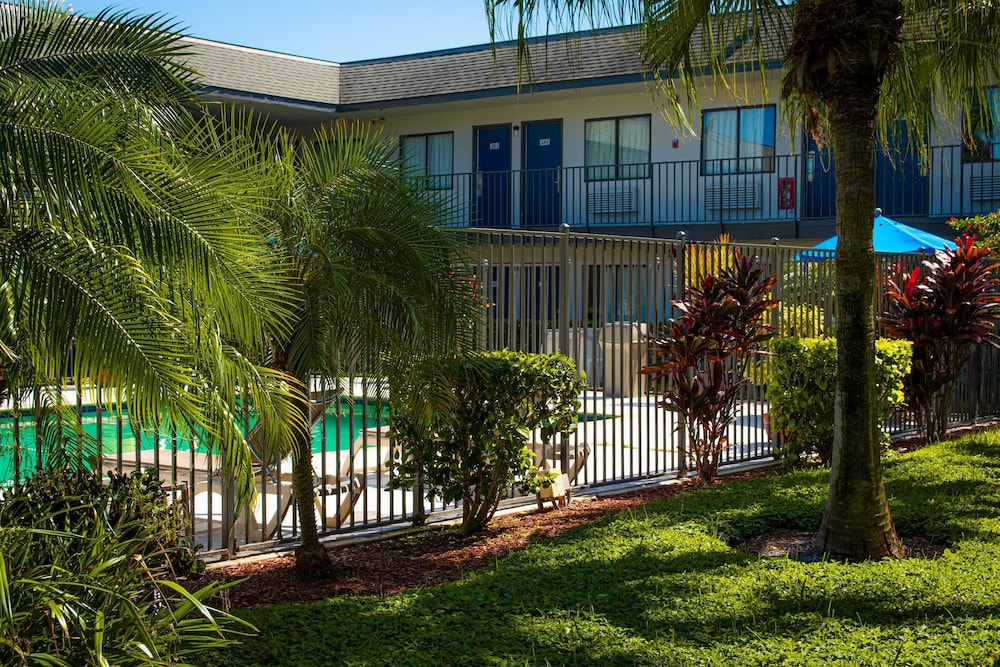Motel 6 Lantana, FL