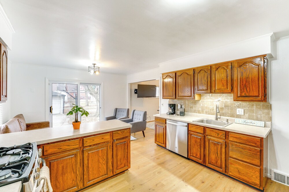 13 Mi to Downtown Detroit: Bright Home