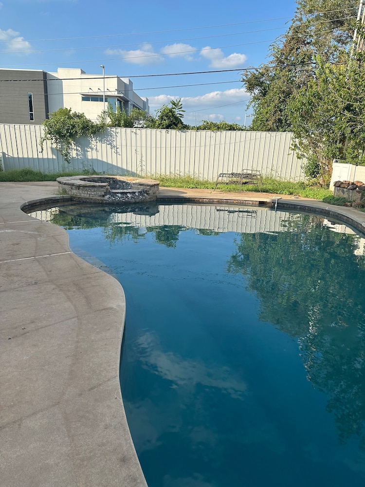 Spacious Lakefront View With Hot Tub and Pool NH