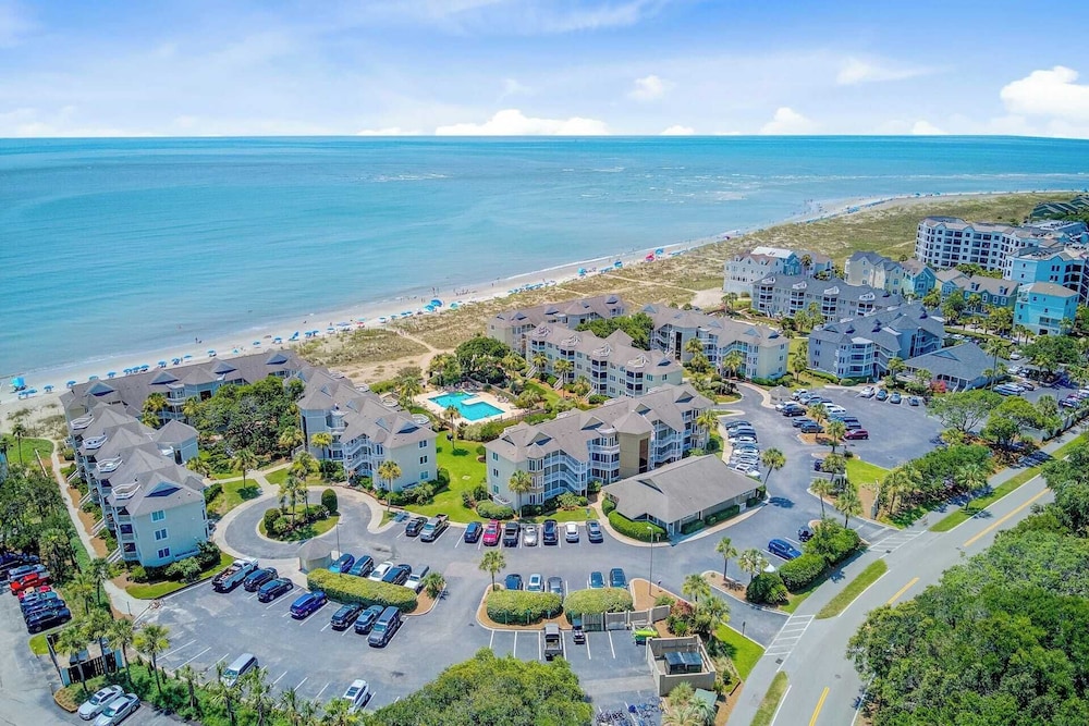 Oceanview Condo + Pool, Balcony & Beach Access 304 D Port O Call by Avantstay