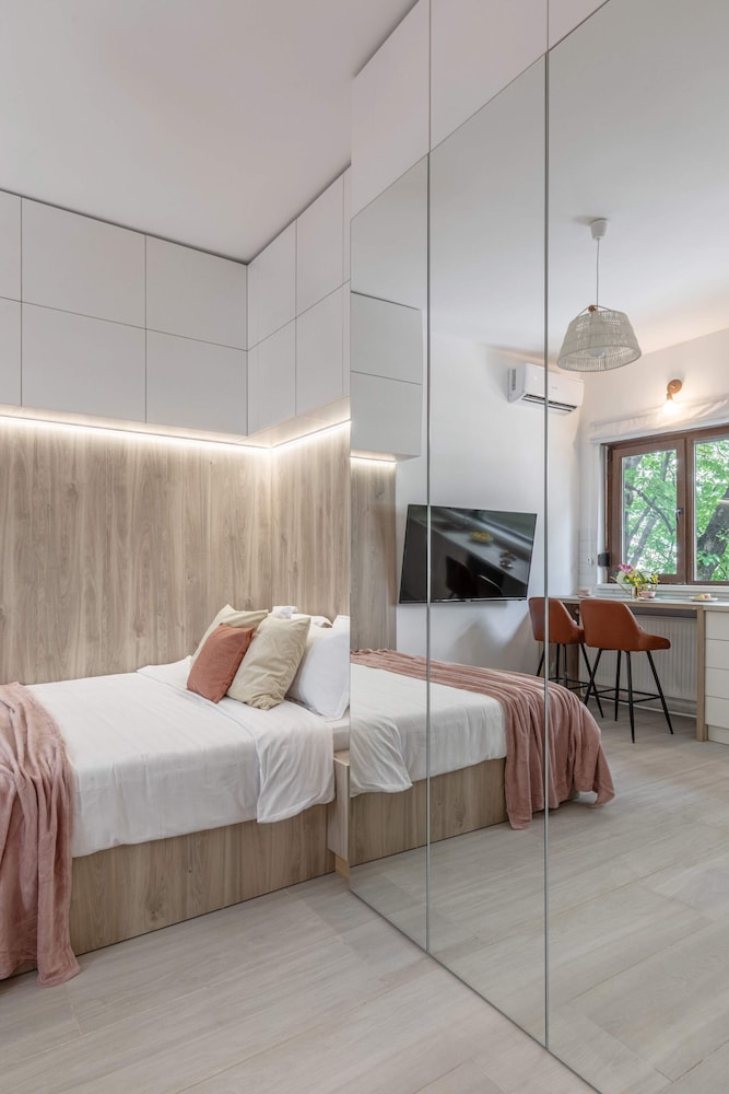 Modern & Bright Studio on Amzei Square view 4