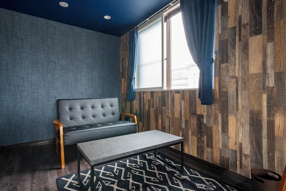 SILK COURT 403