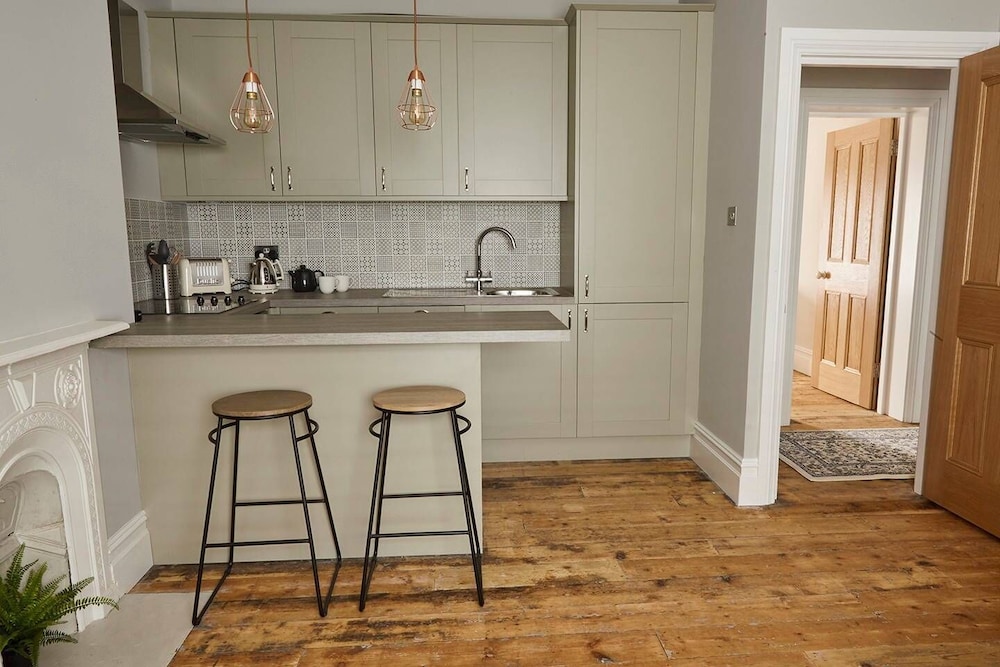 Chic Top Floor Apartment in the Heart of Westbourne Arcade view 4