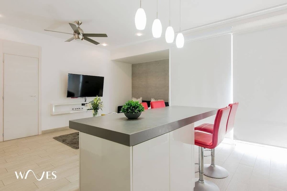 1 Rec. Steps From the Beach Rooftop Pool