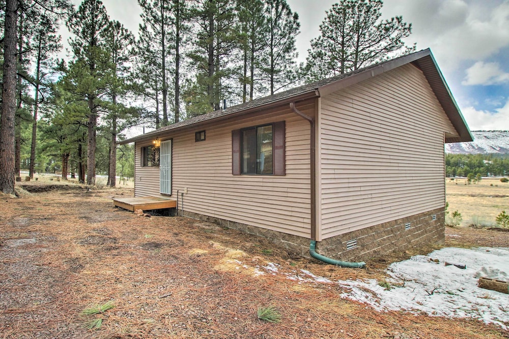 Peaceful Nutrioso Cabin Retreat w/ Mountain Views! in Eagar, US