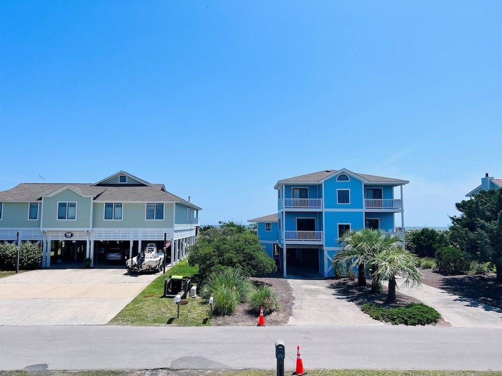 Fore Shore West- 4 Bedroom Home by RedAwning