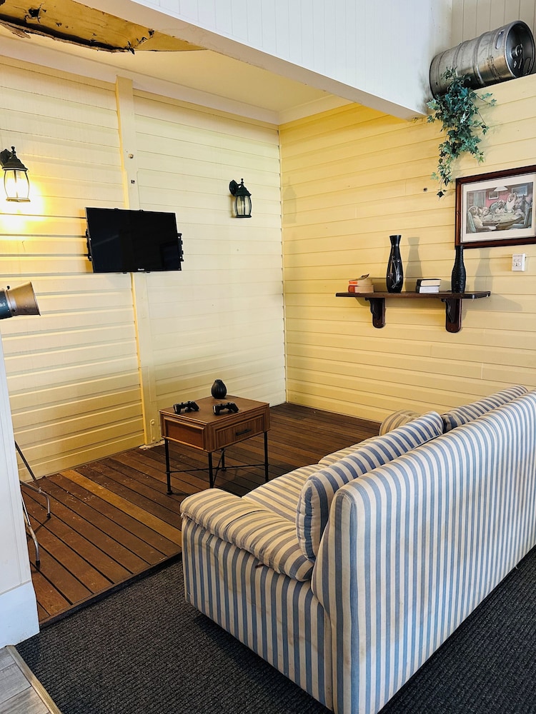 Mossman Exchange & Backpacker Resort