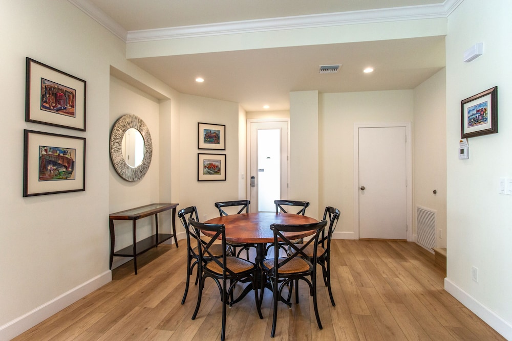 Sorrento Luxury Vacation Home: Expansive 5-Bedroom, 4.5-Bath Retreat with Private Pool, Hot Tub, and Pet-Friendly Accommodations – Just a Short Walk from S