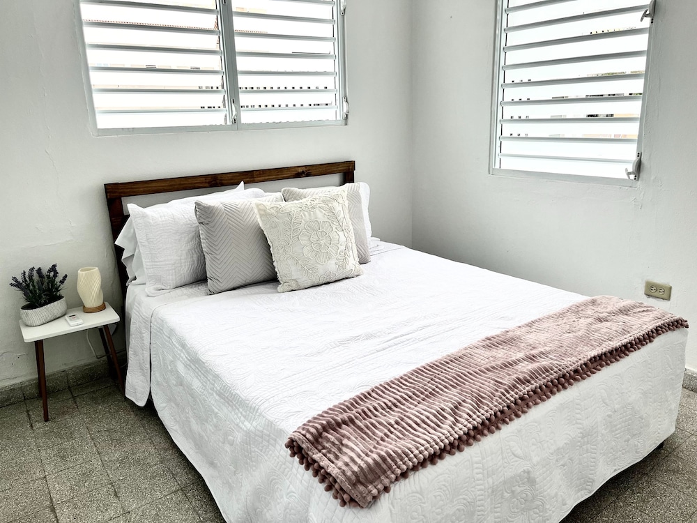 3BR 2BA Balconies Hip Lo za Beach Caf s