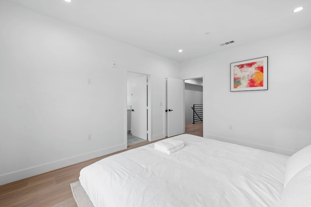 Not Affected by the Fire/modern Spacious Home With Parking & Fully Equipped Kitchen #3