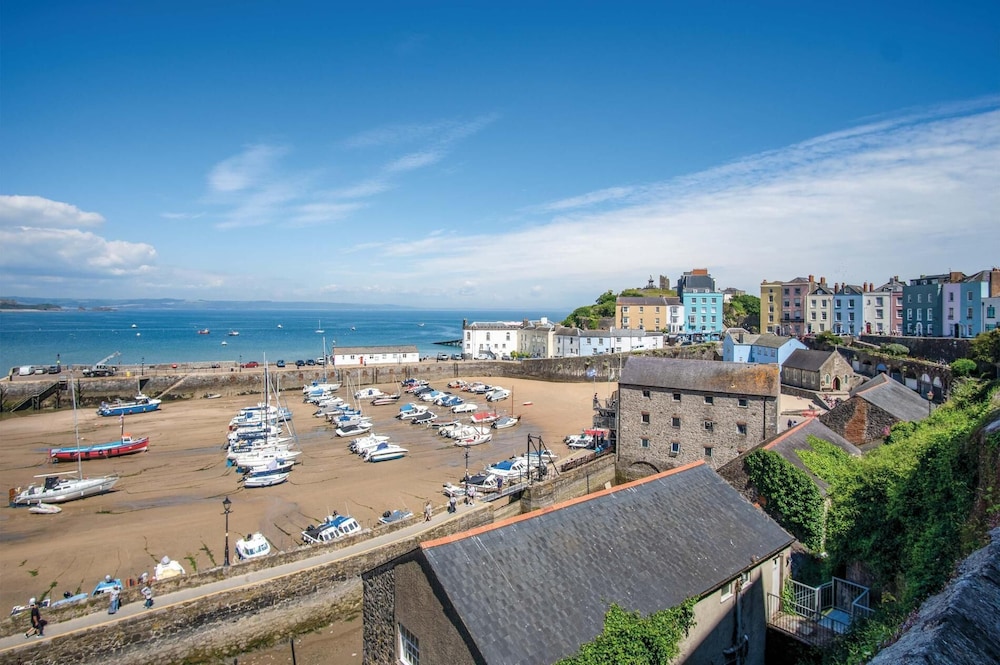 5 Belle Vue Court - 2 Bedroom Apartment - Tenby