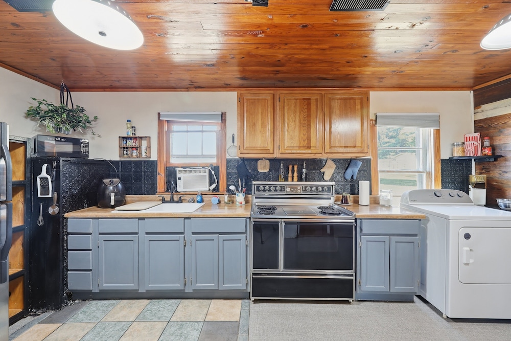 Cozy Country Retreat Hot Tub, Fire Pit & Guitars 2 Bedroom Home