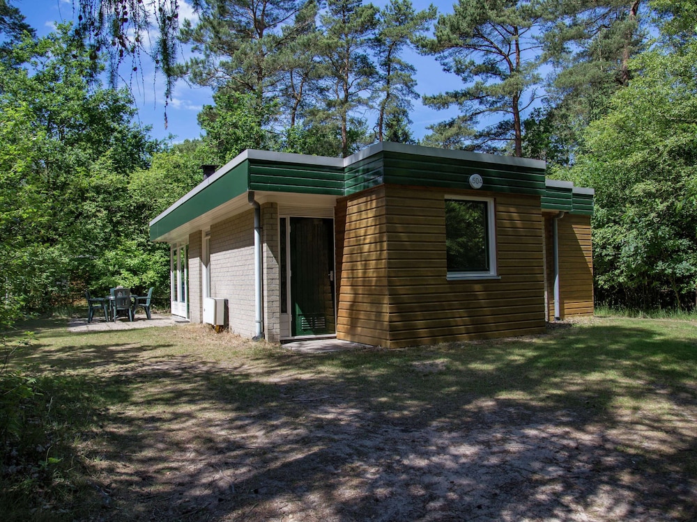 Bungalow With Fireplace, not far From Assen
