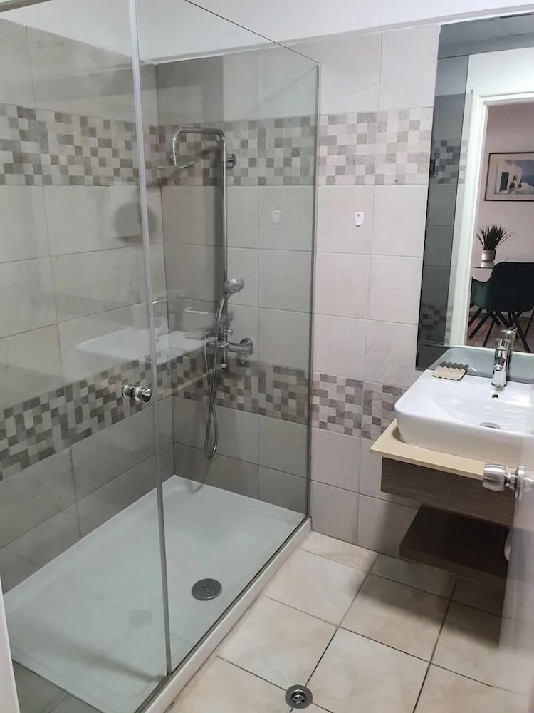 LARNACA BAY SUITES