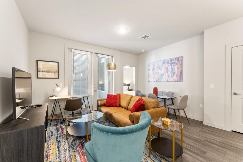 Cozy Chic 2BR King Suite Close to DT Domain UT view 5