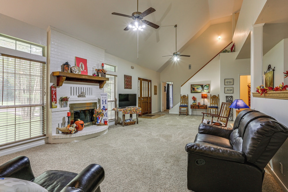 Relax By the Lake: Quiet East Texas Retreat