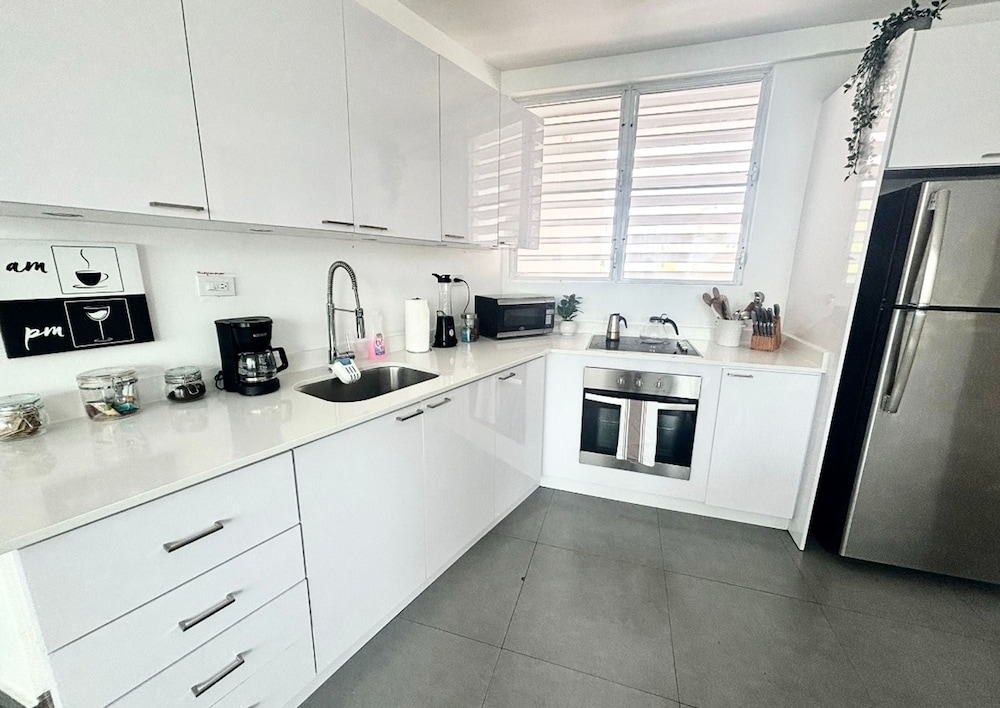 Centrally Located Sunny Apartment Walk to Beaches