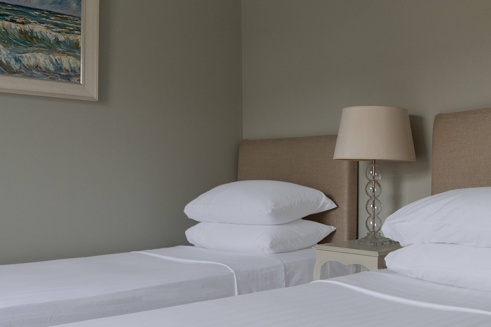 Granard Road by Onefinestay