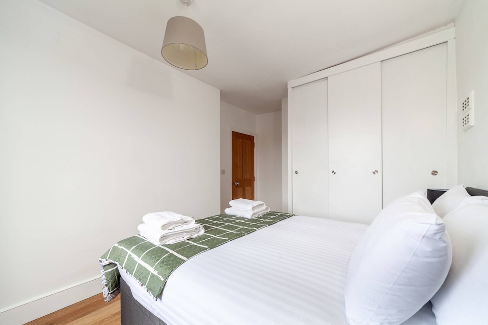 Charming Apartment in the Heart of Kennington view 2