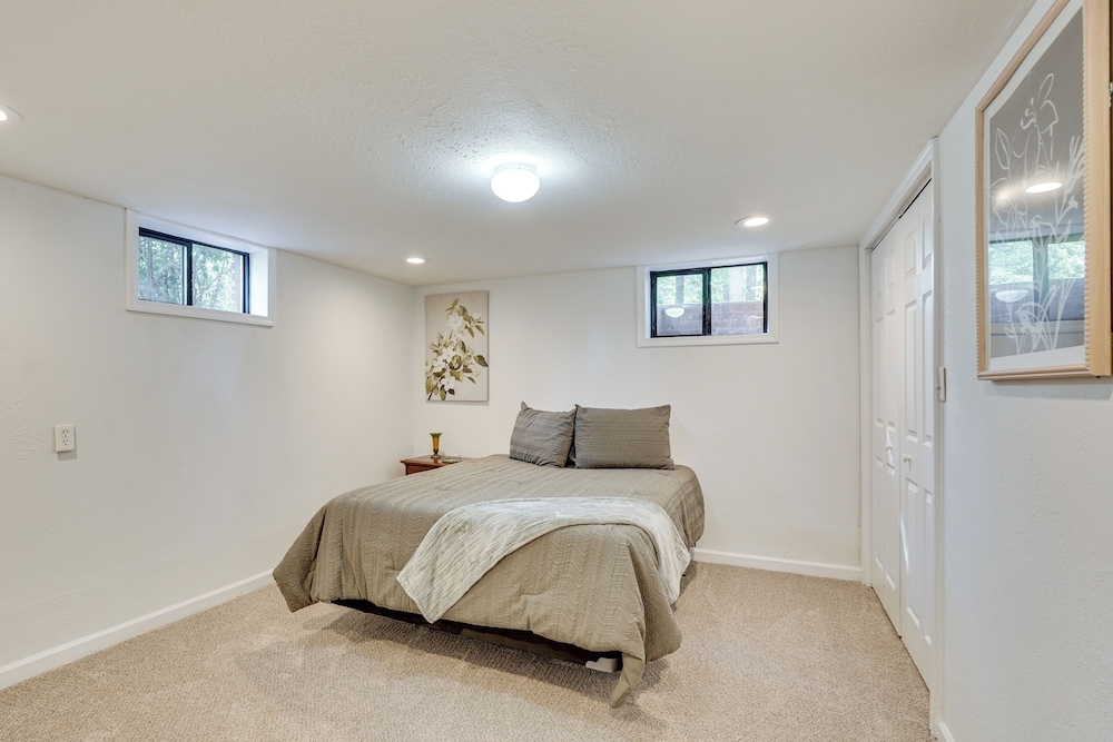Group Getaway w/ Fenced Yard & Pool Table in Wrens