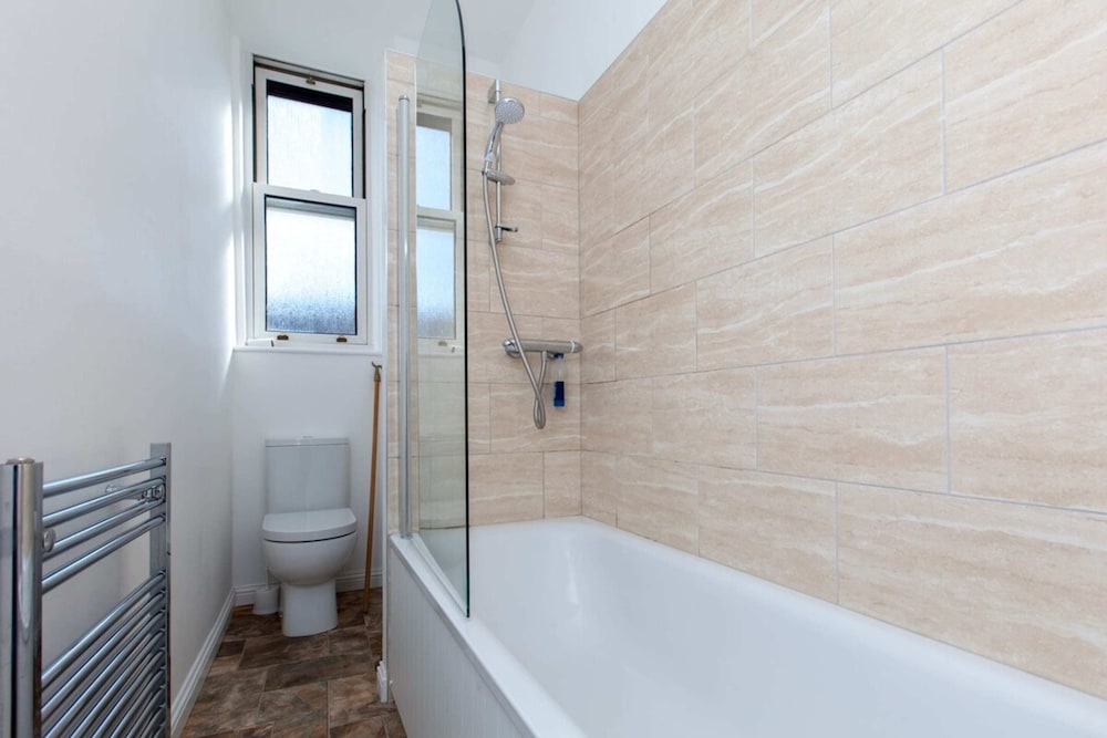 Spacious and Bright Polworth Flat
