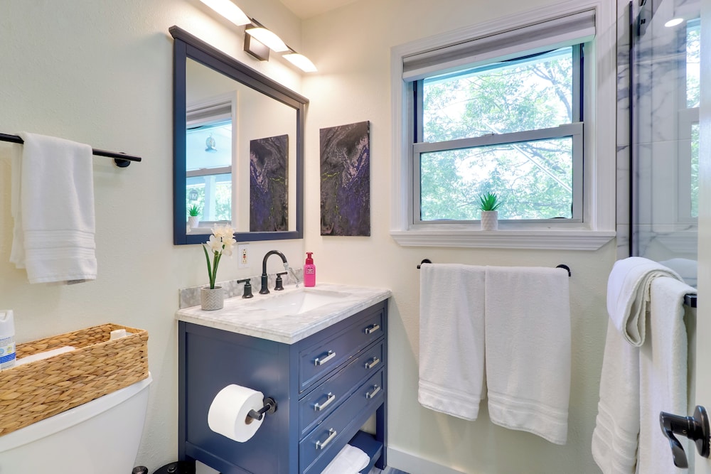1 Mi to Dtwn + Fenced Yard: Georgetown Getaway!