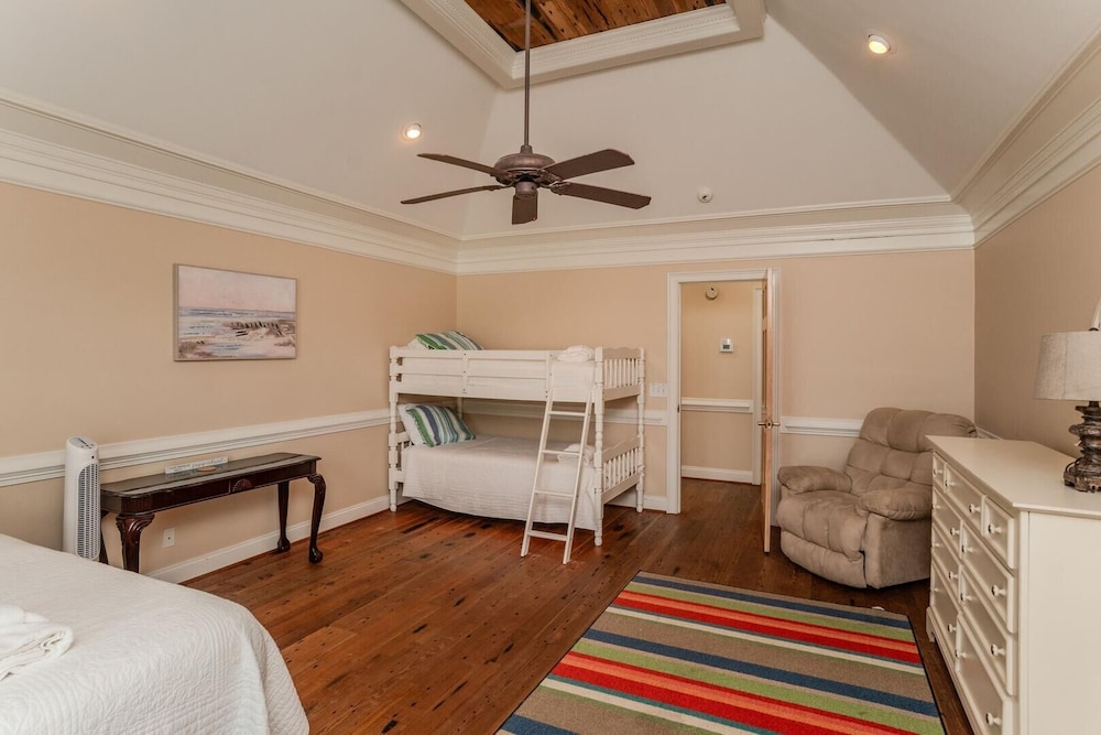 18 Fiddlers Cove Dr - 5 Bed/4 Bath w/ Resort Access & Golf Cart!