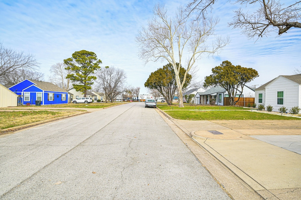 Walk to Cowboys Games: Arlington Home w/ Yard!