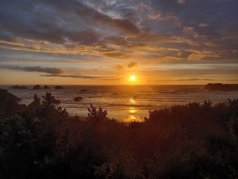 Sunset Oceanfront Lodging