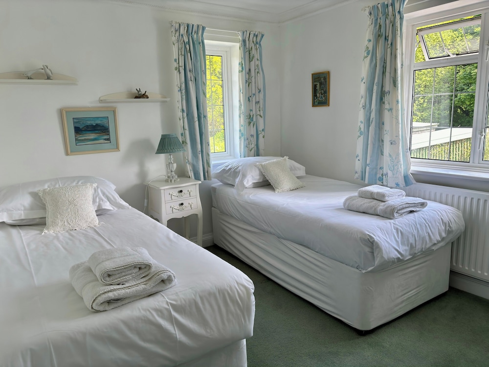 Thatched Cottage - Sleeps 6 With Countryside Views