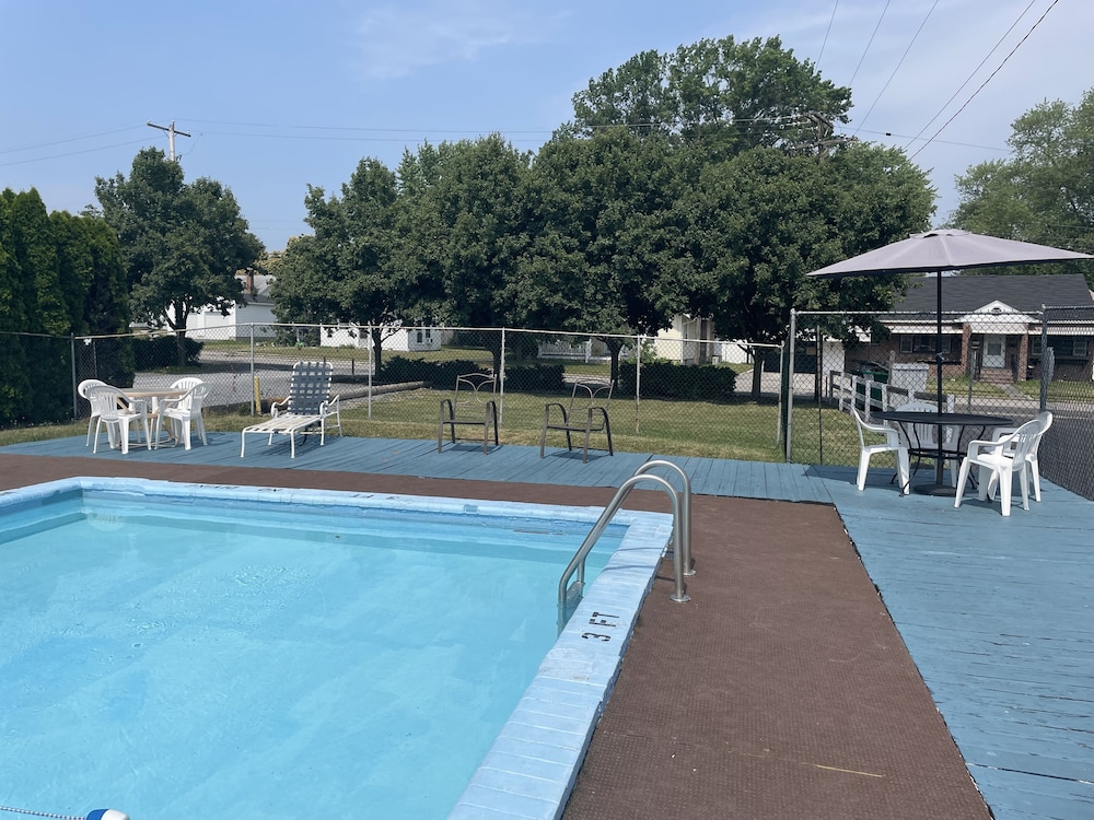 Budget Host Three Crowns Motor Lodge