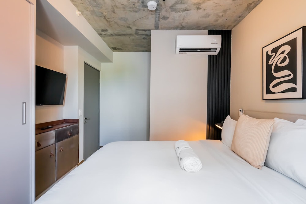 w Stunning 2BR w Great Deco in Centriqo