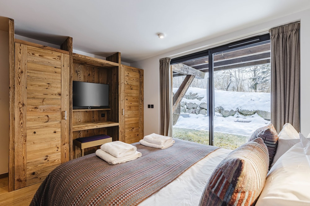 Chalet Black Squirrel Luxury Retreat With hot tub Sauna