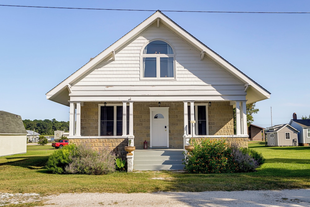 < 1 Mi to Boat Ramp: Coastal Virginia Hideaway