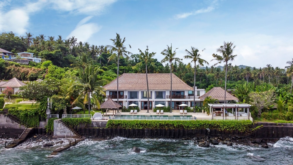 Villa Blanca by Alfred in Bali - Modern Luxury 5 Bdr Oceanfront Villa in Candidasa