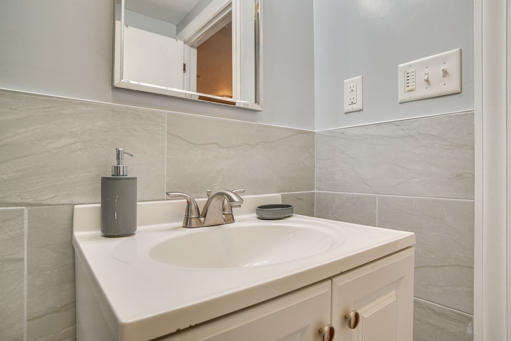 1 Mi to Windmill Beach: South Yarmouth Apt!