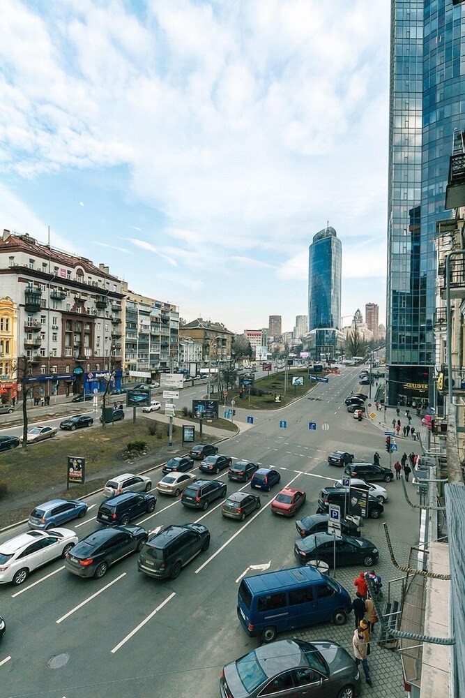 Hotrent Baseina Street Area