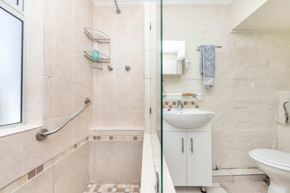 Peaceful 1BD Flat w/ Private Gardenrondebosch