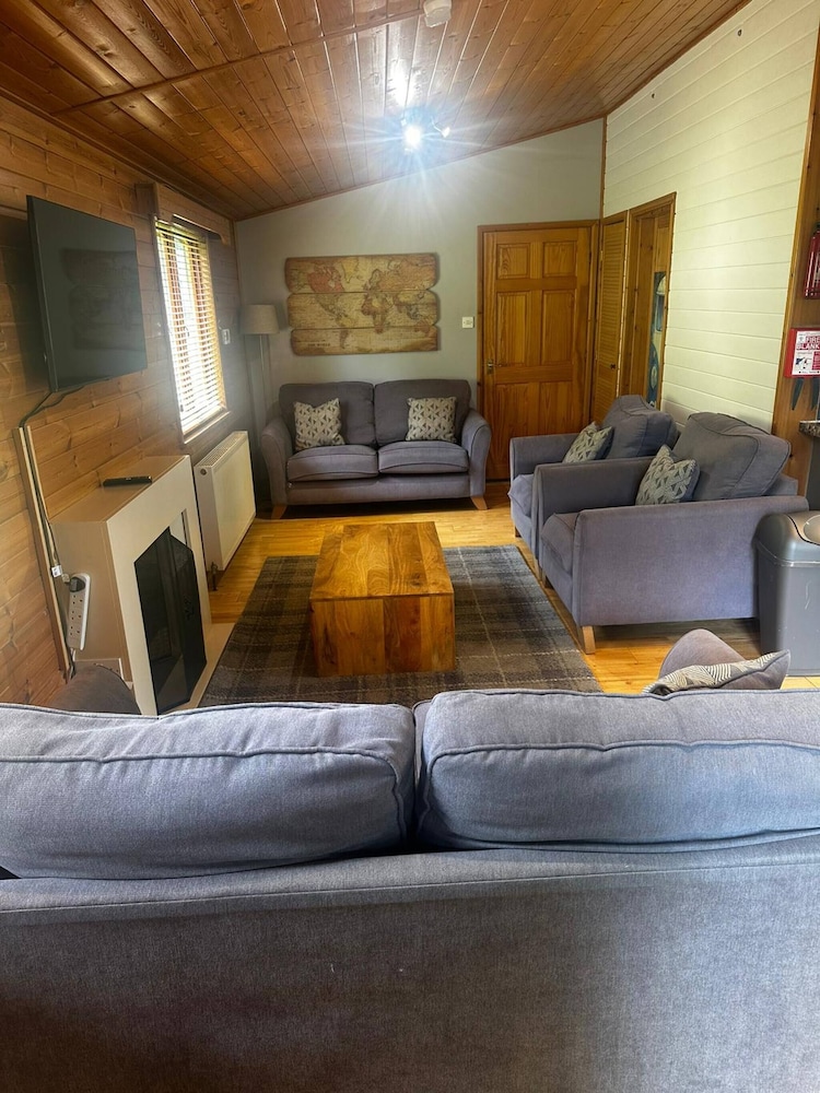 Serene Watermouth Cabin Retreat With Hot Tub & Stunning Coastal Views