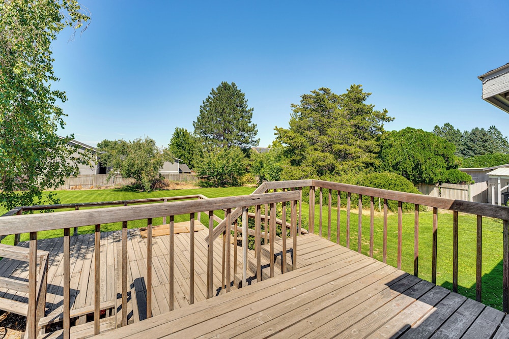 Cozy Apt w/ Private Deck, 2 Mi to Toyota Center!