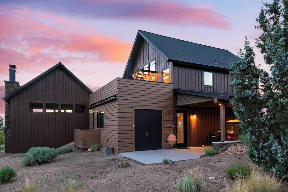 Brasada Ranch Retreat w/ Hot Tub + Views Resort Access w/ Pools, Horseback Riding, Sports, and More Hat Rock Loop by Avantstay