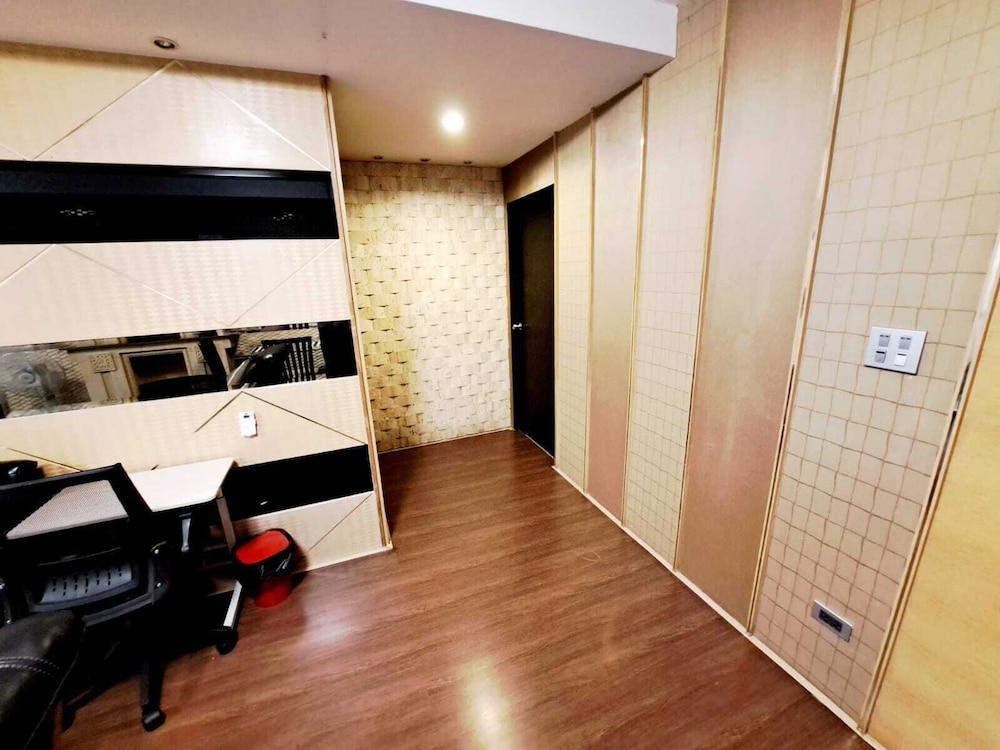 2D - 3 Bedroom Downtown Apartment With Shared Pool